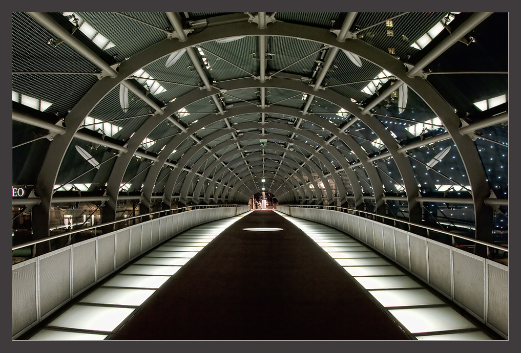 Glastunnel in der Nacht