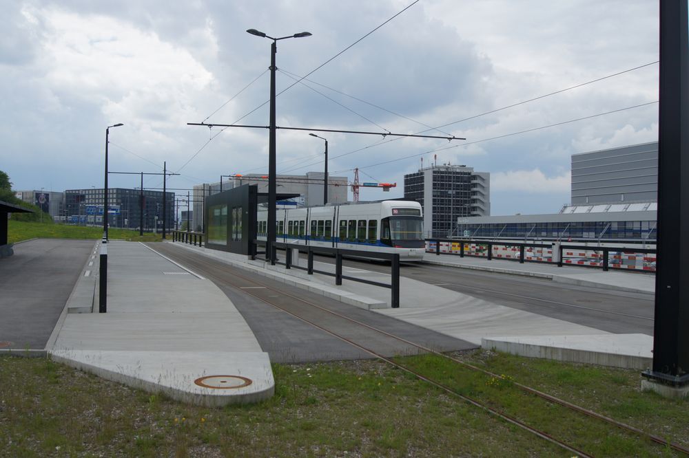 Glattalbahn beim Frachthof des Flughafen Zürich