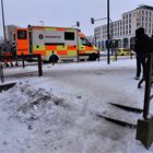 Glatteis vor dem Einkaufszentrum PEP in München