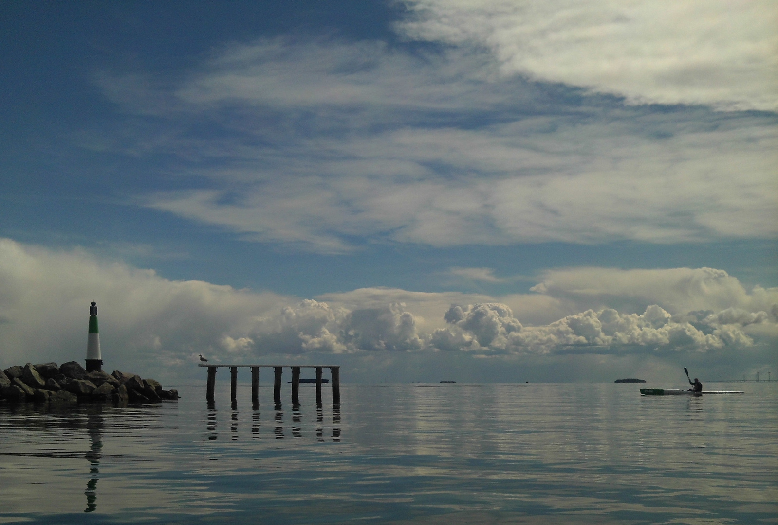 glattes Meer und dramatische Wolken