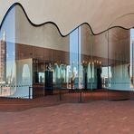Gleich 3 mal spiegelt sich der Hanseatic Trade Center Tower mit seinen 105 m Höhe in den...