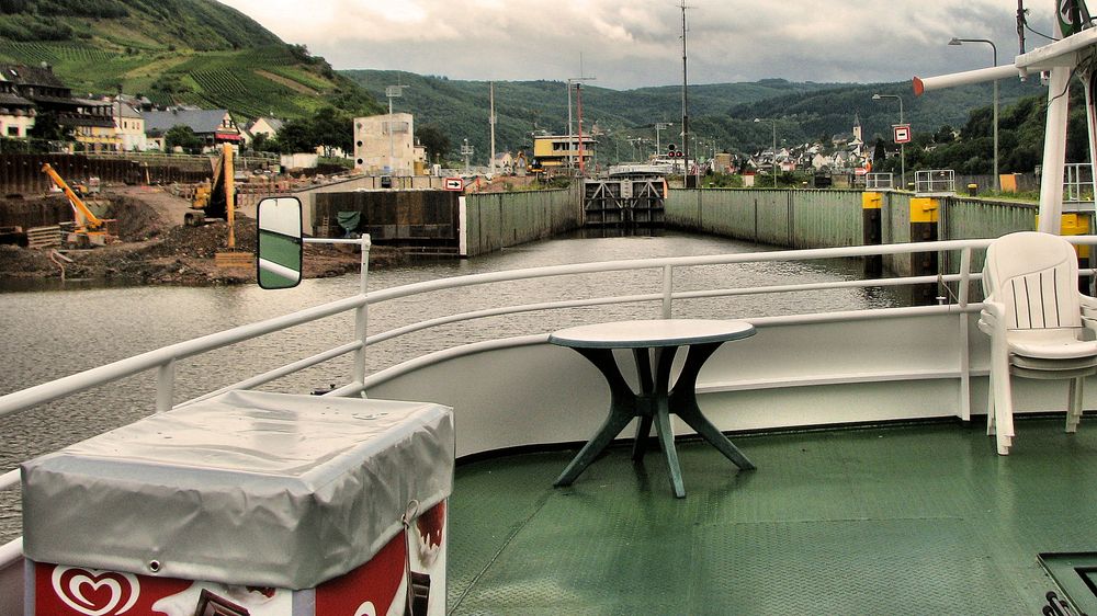 Gleich dürfen wir in die Schleuse fahren