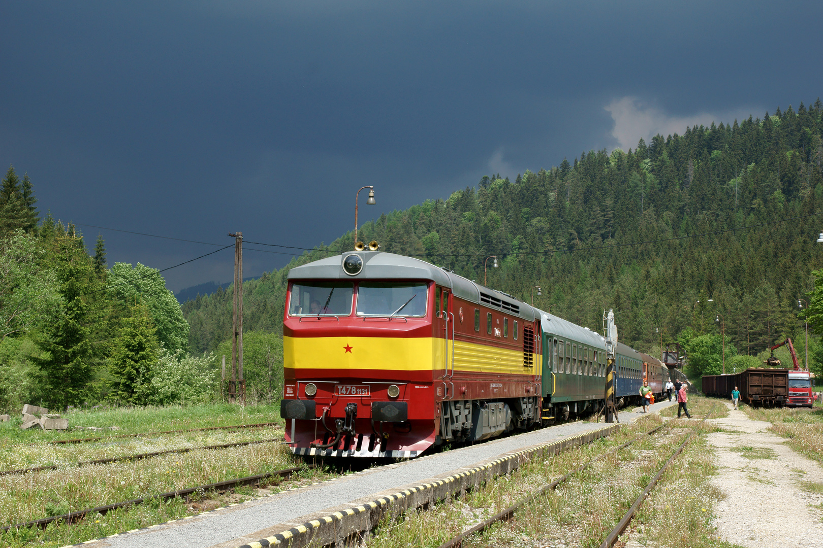 Gleich geht das Licht aus für 751 131 im Bahnhof Cervena Skala