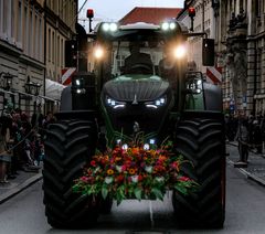 gleich gehts los, der Trachtenumzug..