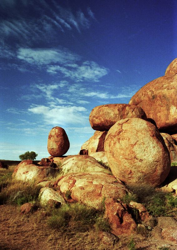 gleich rollt er runter...Devils Marbles im australischen Outback