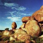 gleich rollt er runter...Devils Marbles im australischen Outback