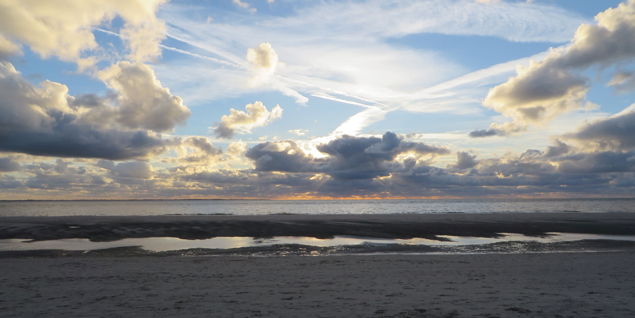 Gleich wird es dunkel am Strand