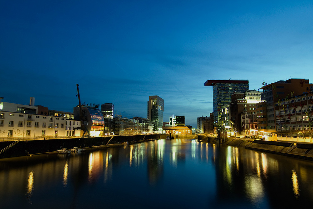 Gleich wird es Nacht im Medienhafen