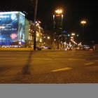 gleiche Kreuzung bei Nacht in Warschau