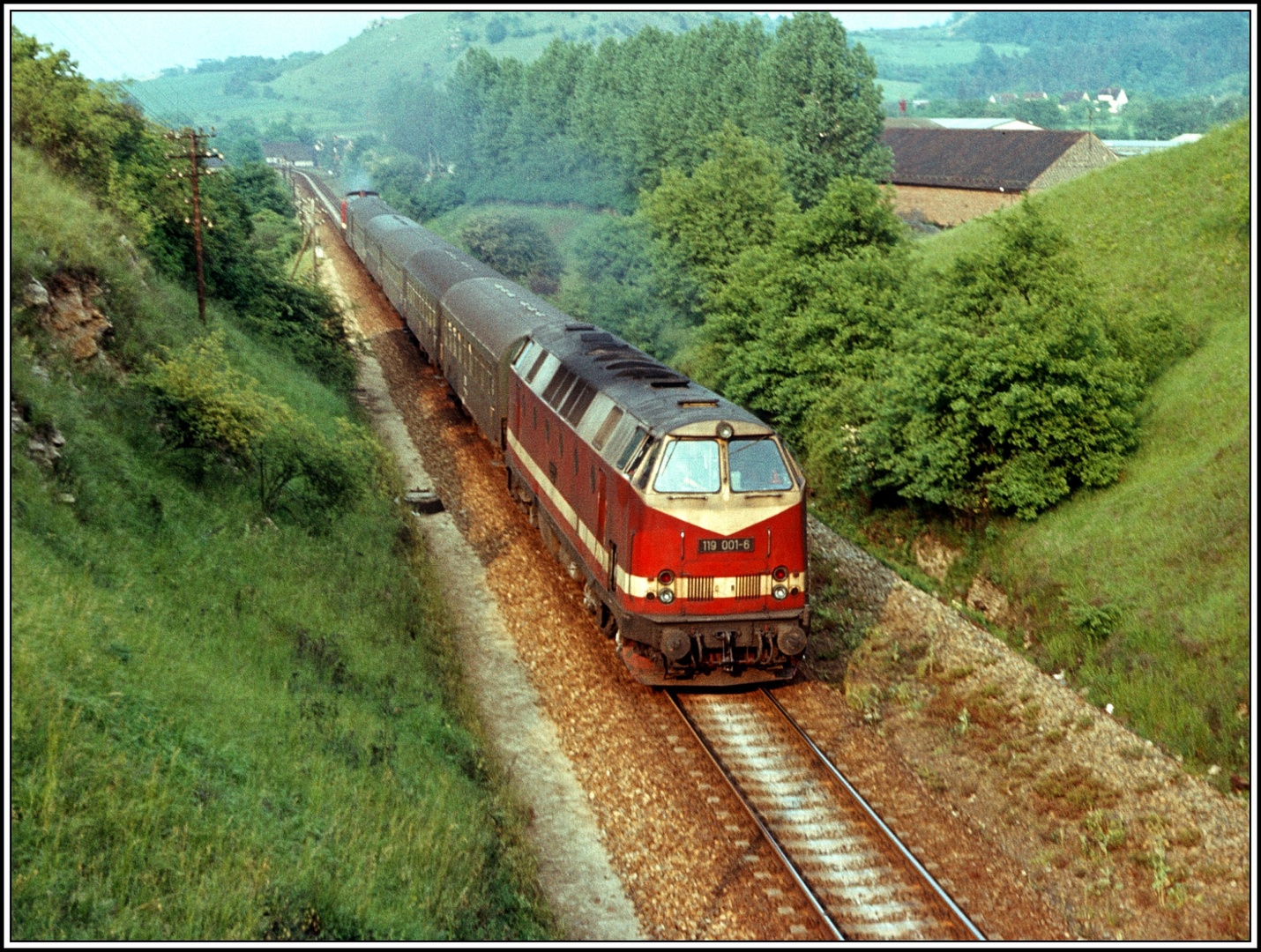 Gleicher Zug dafür die 119 001 als Zuglok vorm P 8023