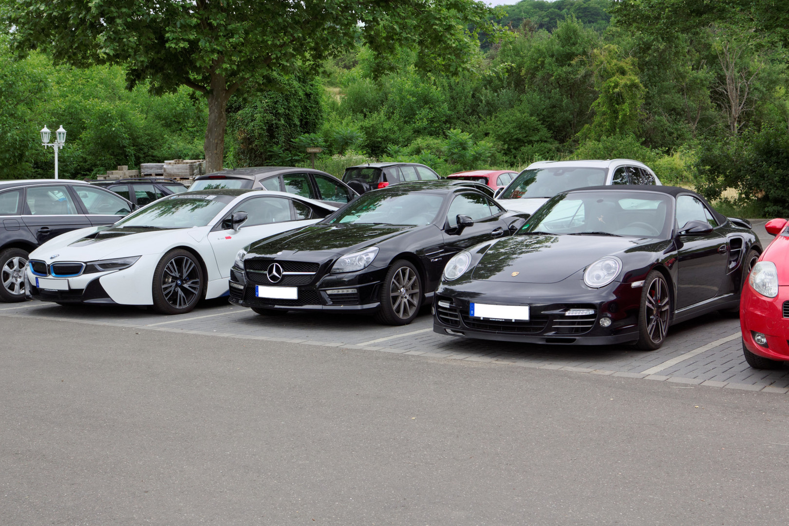 Gleichgesinnte - 1132 PS auf dem Parkplatz