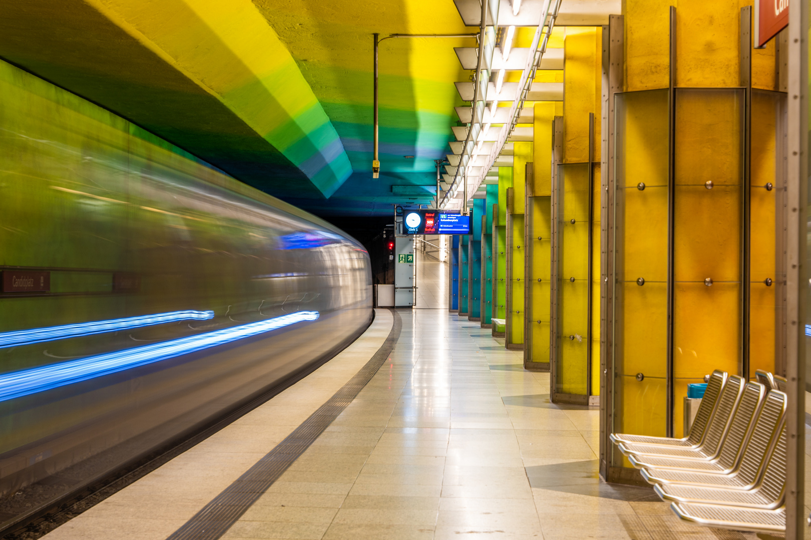 Gleis 1 - Candid Platz - U-Bahn Station - München