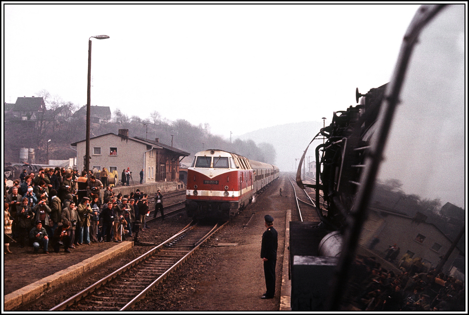 Gleis 1, Durchfahrt für “die Katze” den D 900 …..