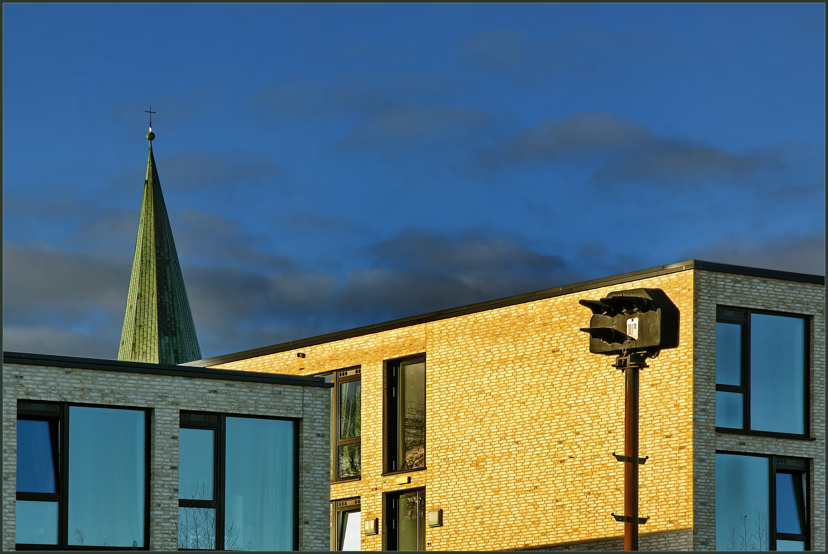 Gleis 307 und der schiefe Turm von Lüneburg