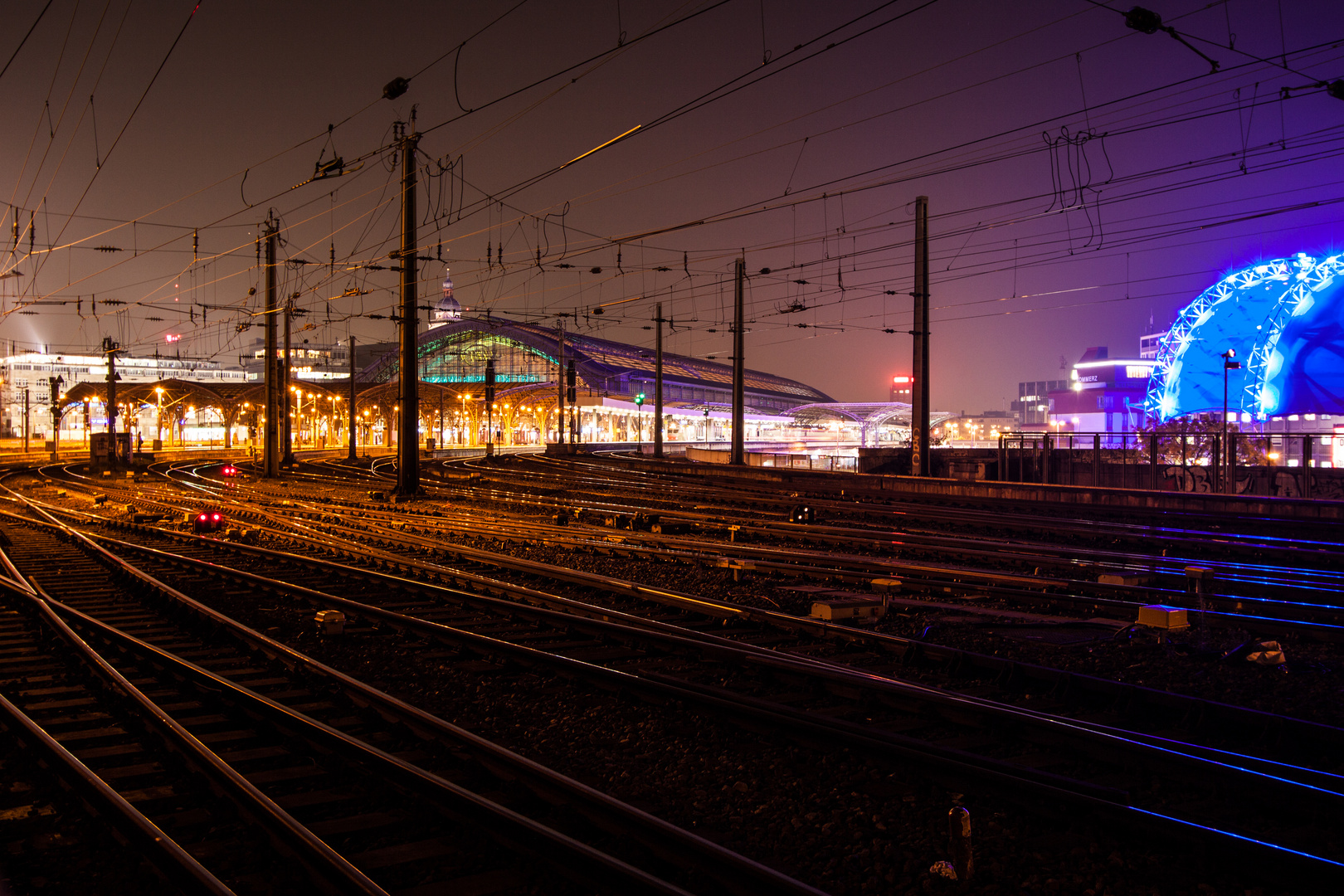 Gleisanlagen am Kölner Hauptbahnhof bei Nacht - Deutschland, Nordrhein-Westfalen