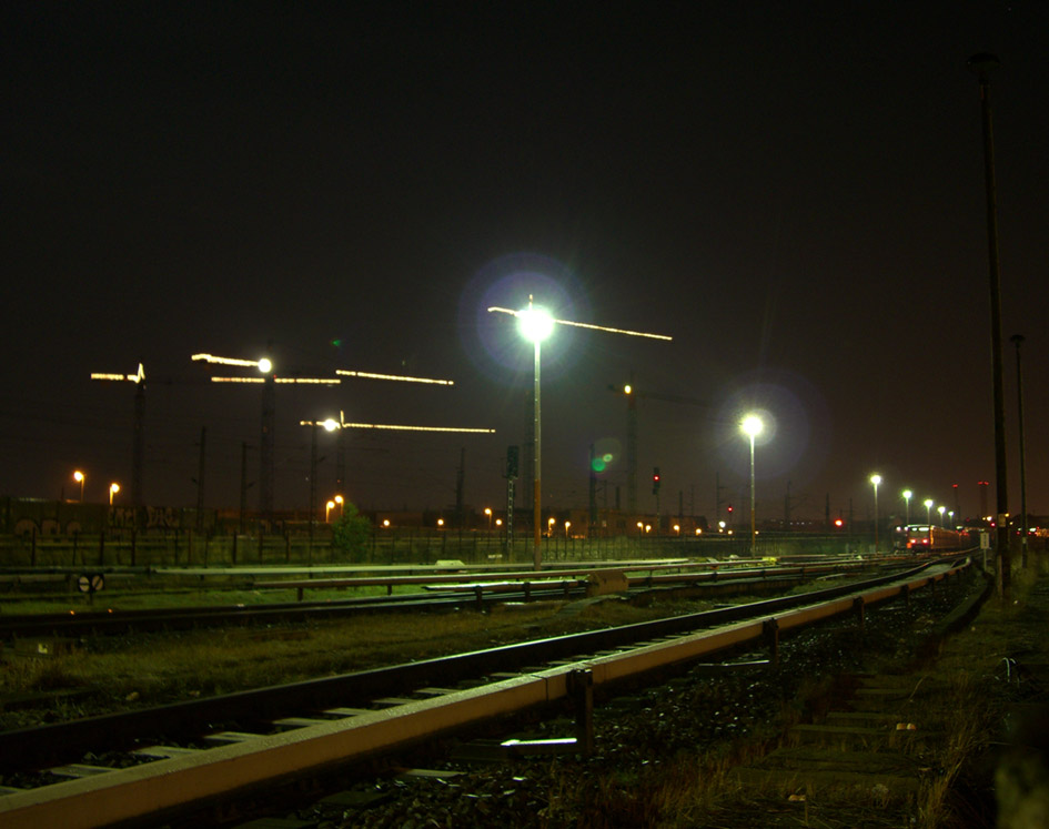 Gleisanlagen bei Nacht