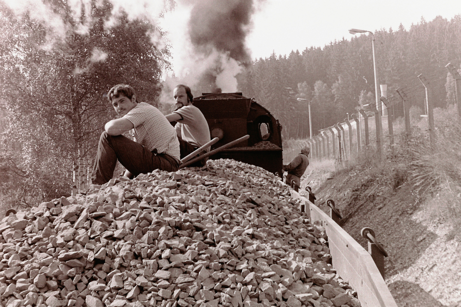 Gleisbau mit Personenzug