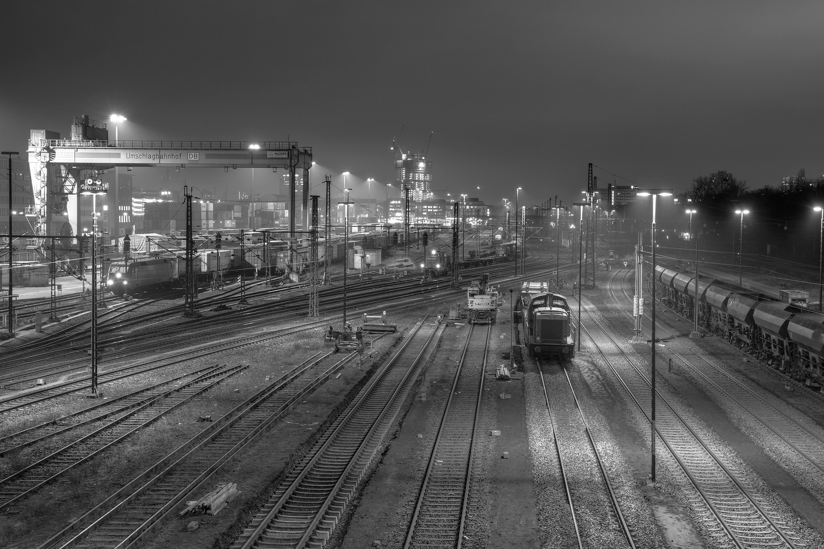 Gleise am Frankfurter Osthafen in der Nacht