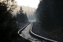 Gleise der Brockenbahn im Morgenlicht