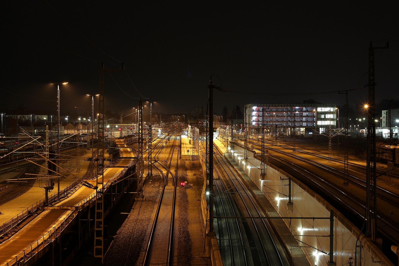 Gleise in der Nacht