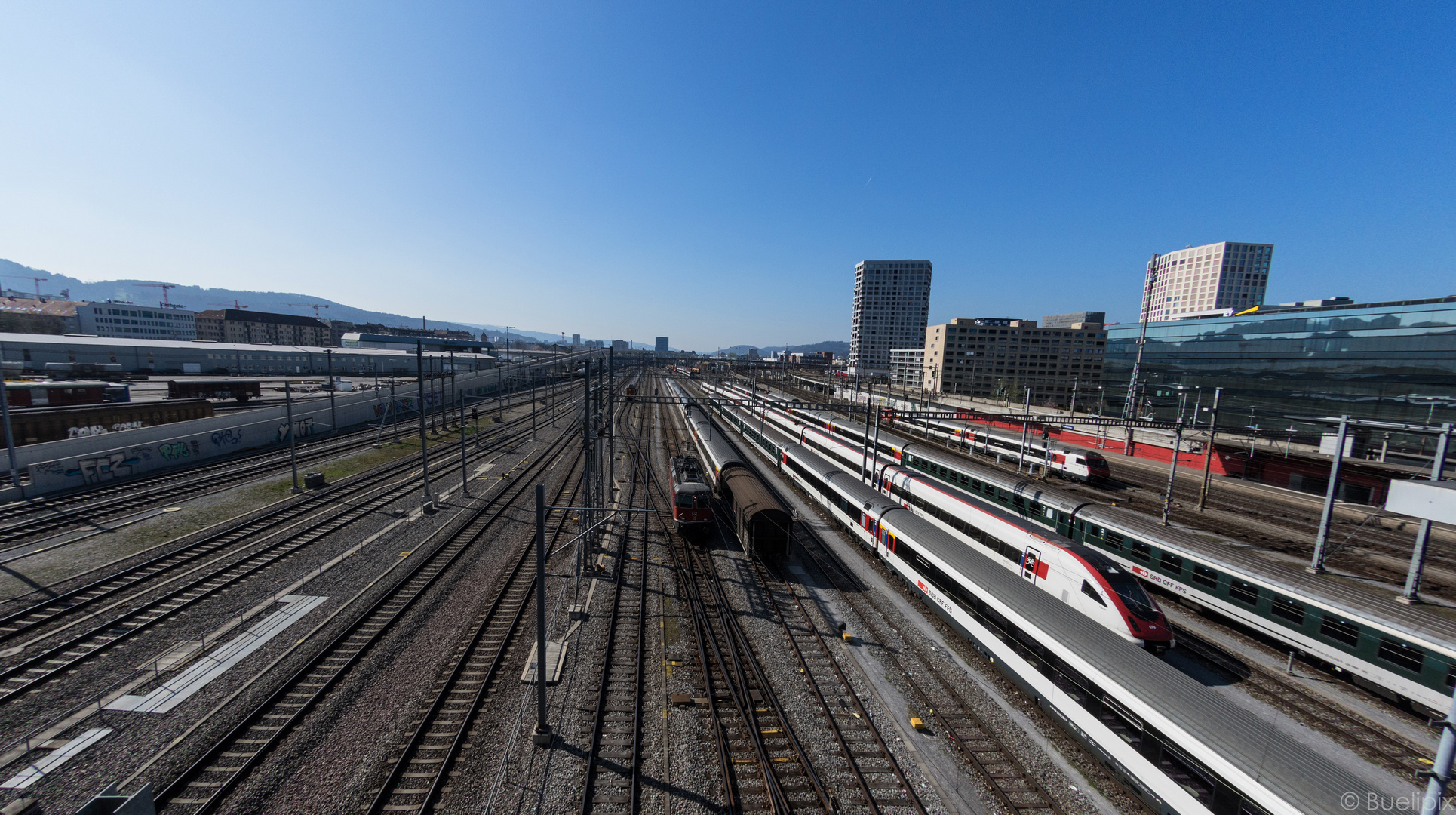  Gleise vor dem Bahnhof Zürich