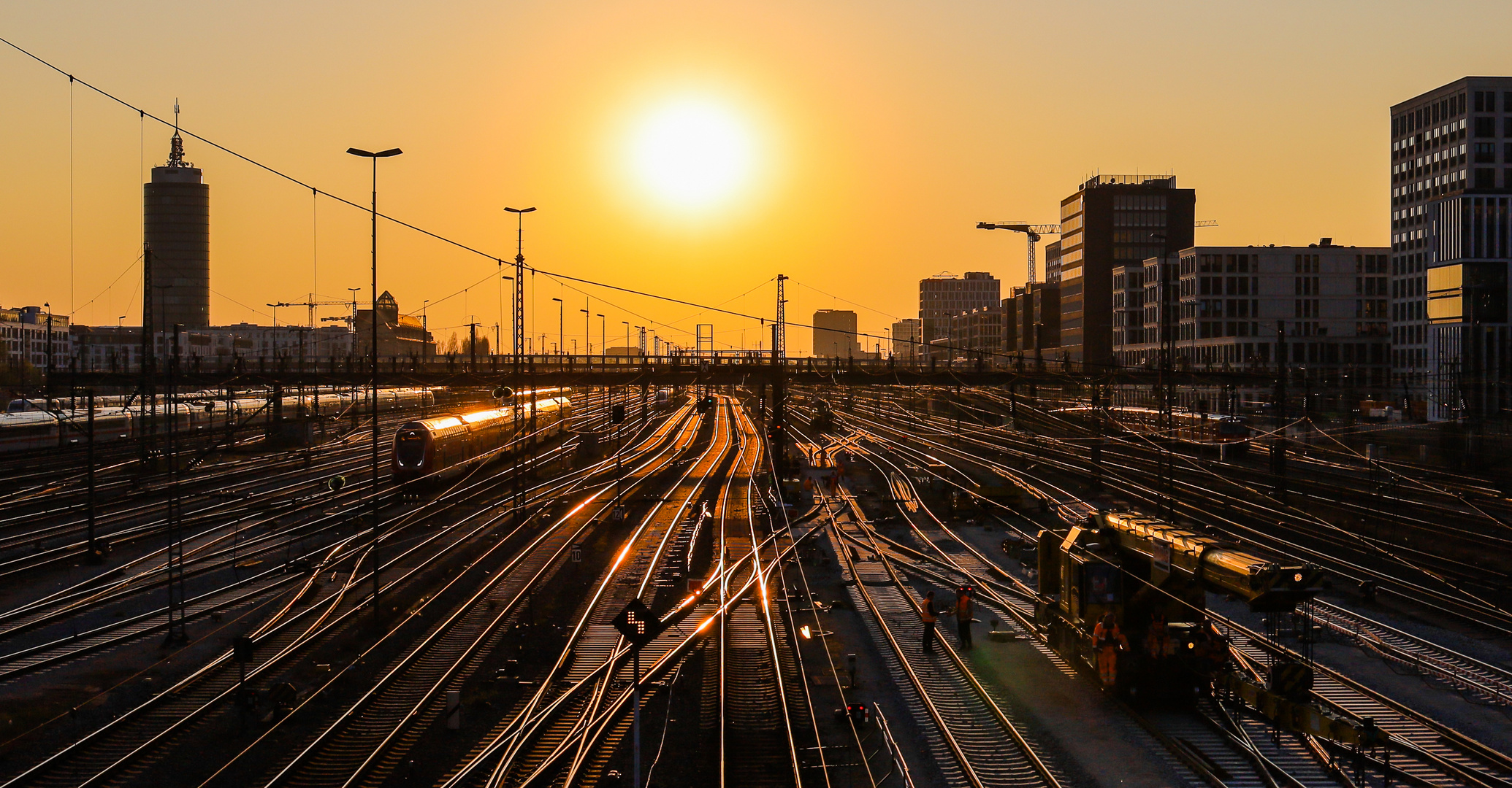 Gleiskran mit Sonnenuntergang