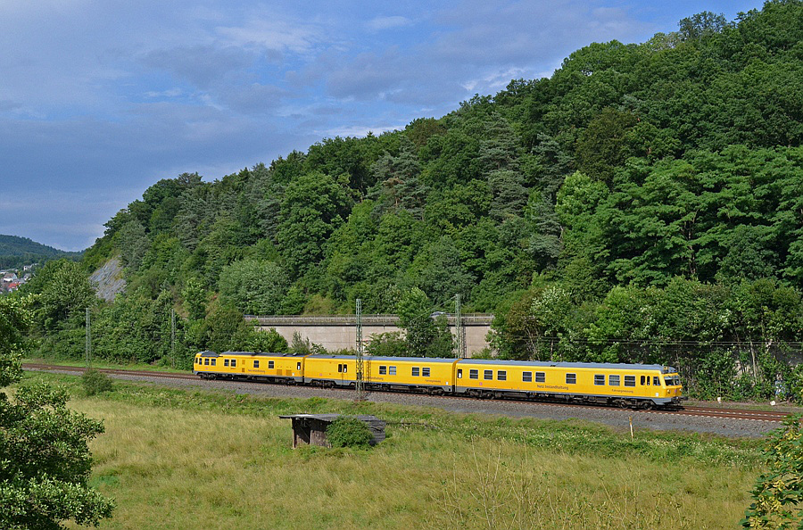 Gleismesszug 719 001 bei Herborn in der Sonne