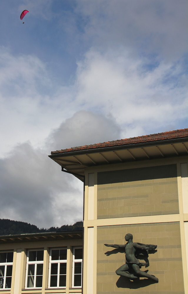 Gleitflieger und Hermes, Postgebäude Interlaken Schweiz