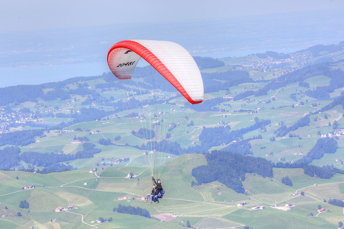 Gleitschirm auf dem Kronberg