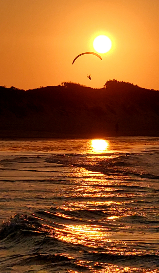 Gleitschirm im Sonnenuntergang