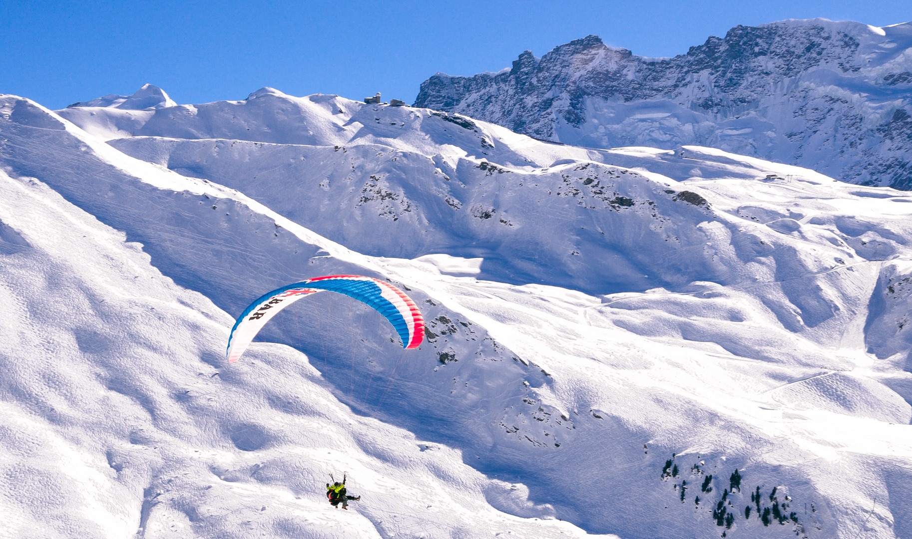 Gleitschirm-Tandemflug vor dem Gornergrat