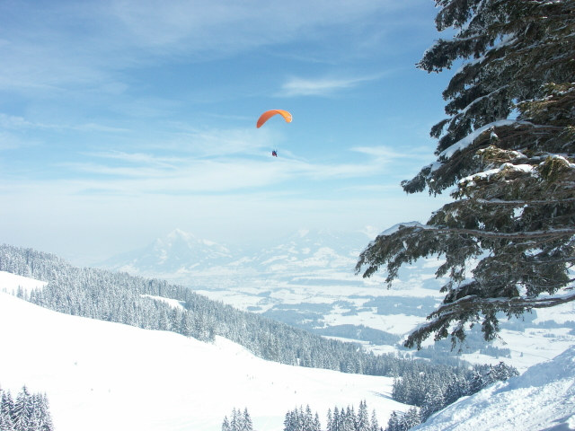 Gleitschirm über der Ski-Piste