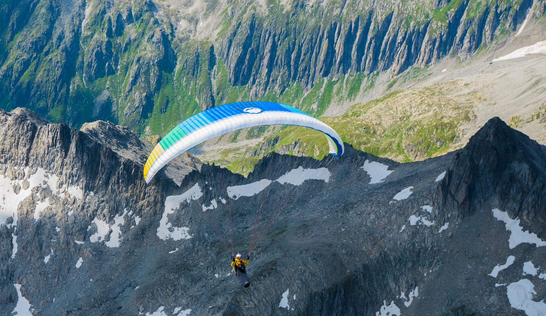 Gleitschirm über Disentis