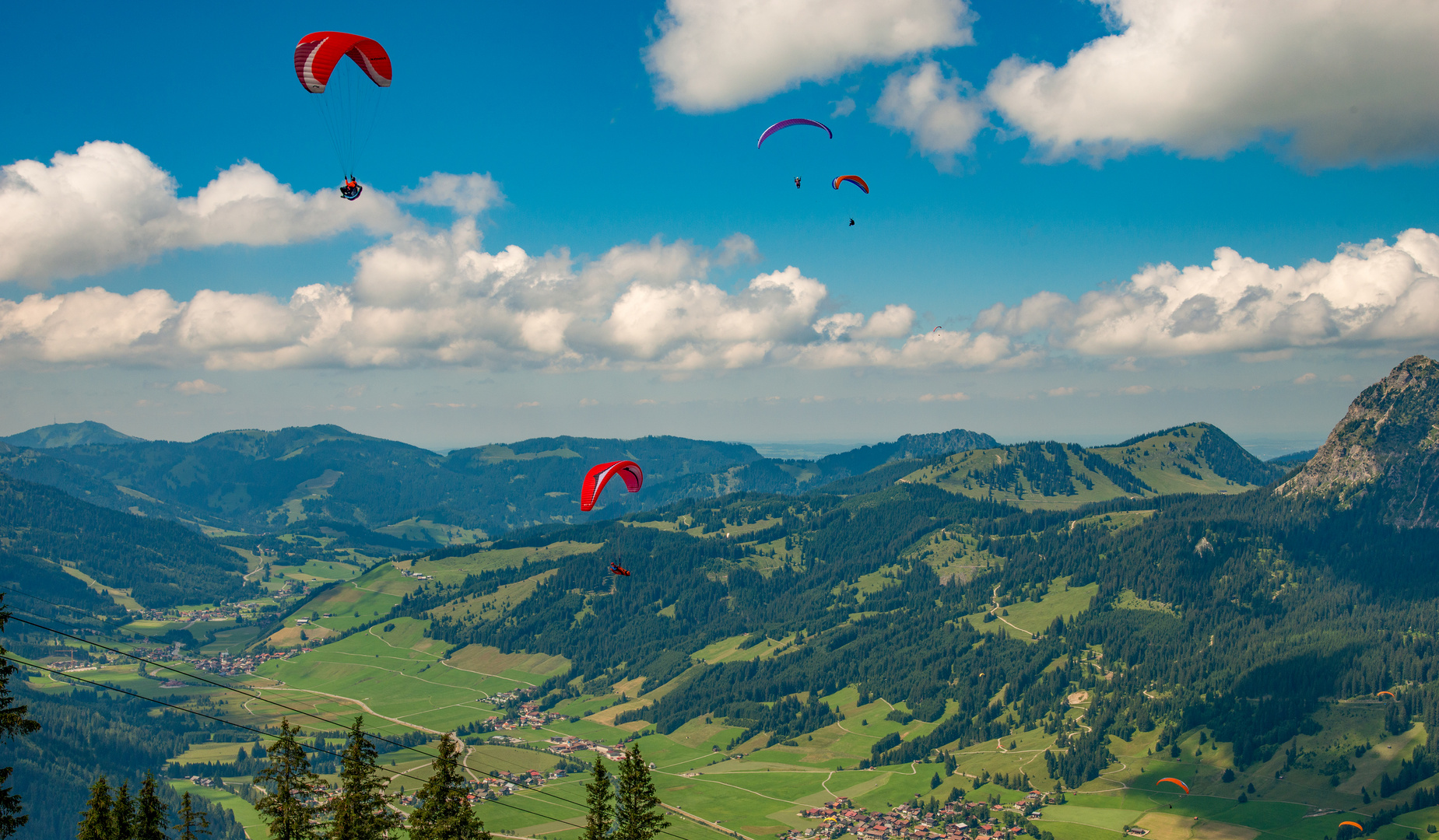 Gleitschirme über dem Tannheimer Tal