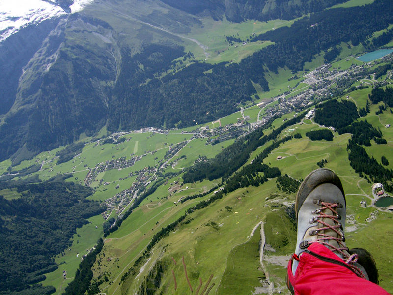 Gleitschirme über Engelberg