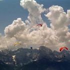 Gleitschirme vor dem Waxensteingebirge...