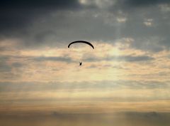 Gleitschirmfliegen an der Steilküste von Lønstrup in den frühen Abendstunden.