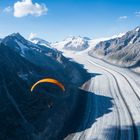 Gleitschirmfliegen über dem Aletschgletscher