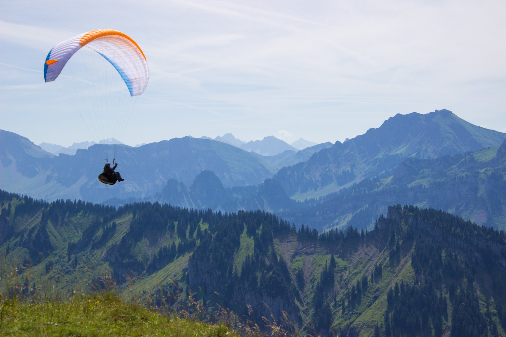 Gleitschirmfliegen über den Alpen