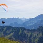 Gleitschirmfliegen über den Alpen