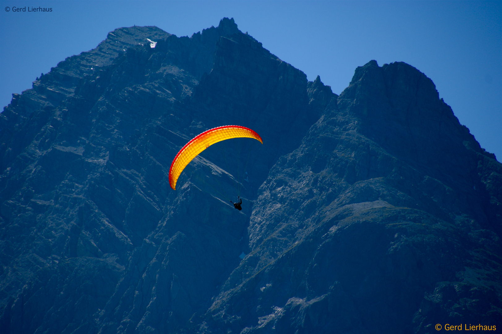 Gleitschirmflieger am Berg