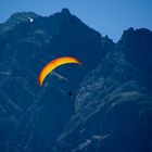 Gleitschirmflieger am Berg