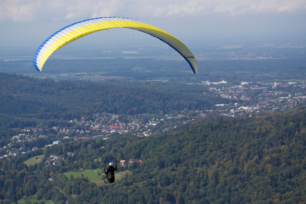 Gleitschirmflieger am Merkur in Baden-Baden