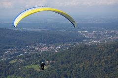 Gleitschirmflieger am Merkur in Baden-Baden