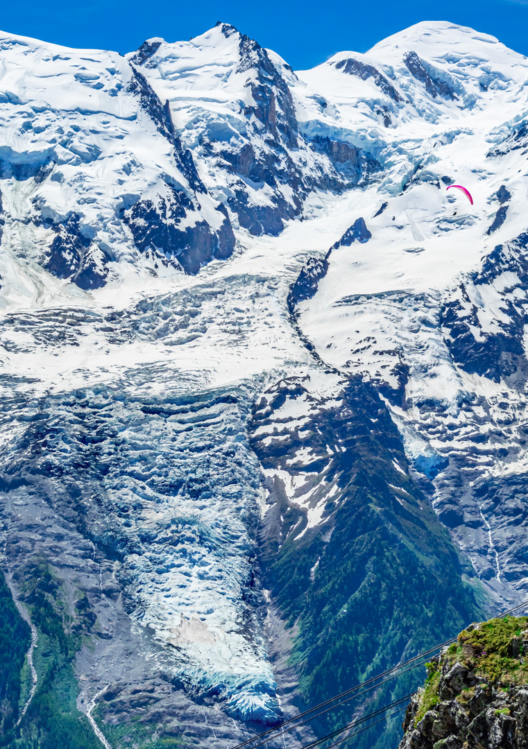 Gleitschirmflieger am Mont Blanc