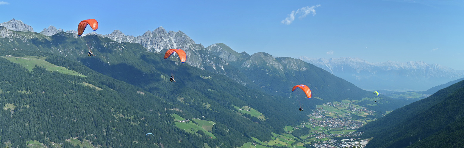 Gleitschirmflieger im Stubaital