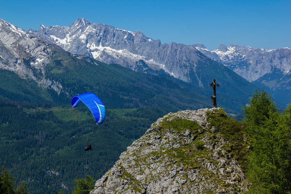 Gleitschirmflieger in den Alpen