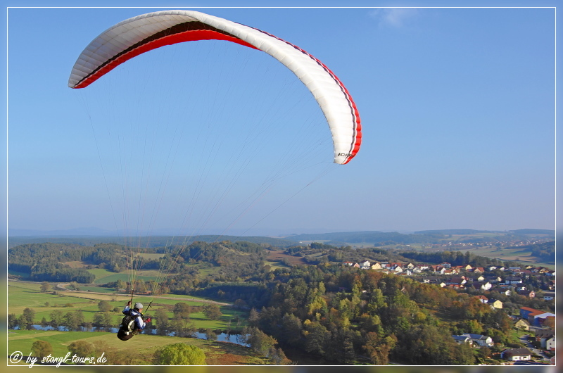 Gleitschirmflieger in Kallmünz