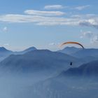 Gleitschirmflieger kurz nach seinem Start