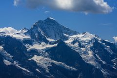 Gleitschirmflieger mit Jungfrau